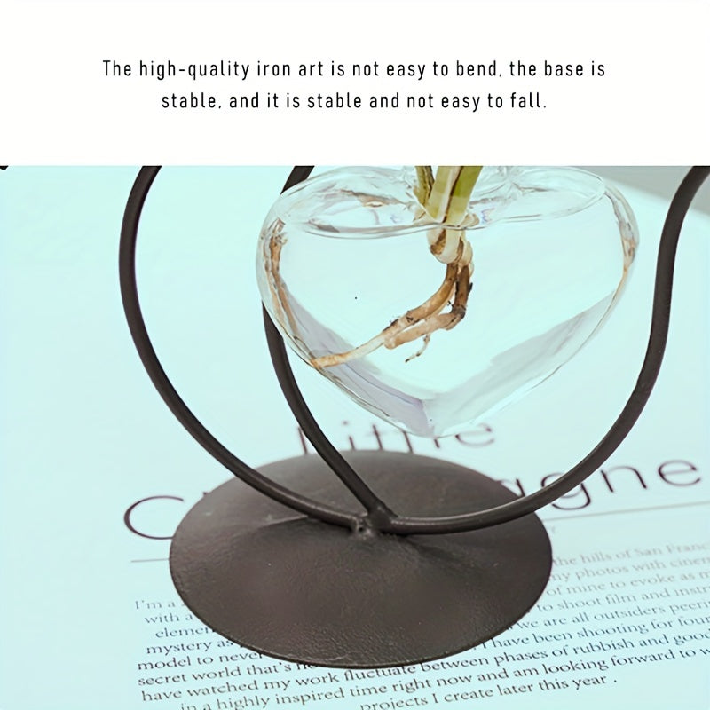 Minimally Designed Cat Shaped Wrought Iron Vase with Heart-shaped Small Glass Vase And Golden Metal Support Plant Rack, Suitable for Home Wedding Decoration\u002Fdesktop Glass Flowerpot Vase Rack, Creative Decoration for Home Terrace Lawn Garden